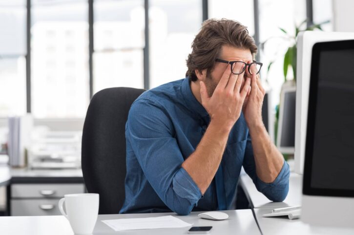 Entrepreneur en situation d’échec Homme d'affaires contrariée dans des temps difficiles et il fait face à un échec