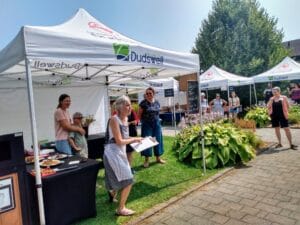 Des marchands qui exposent leurs productions au marché public de Dusdwell.